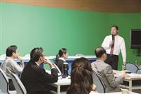 林修葳蒞校分享英語授課的教學經驗，與會的教師們專注聆聽。（攝影／教發組提供）